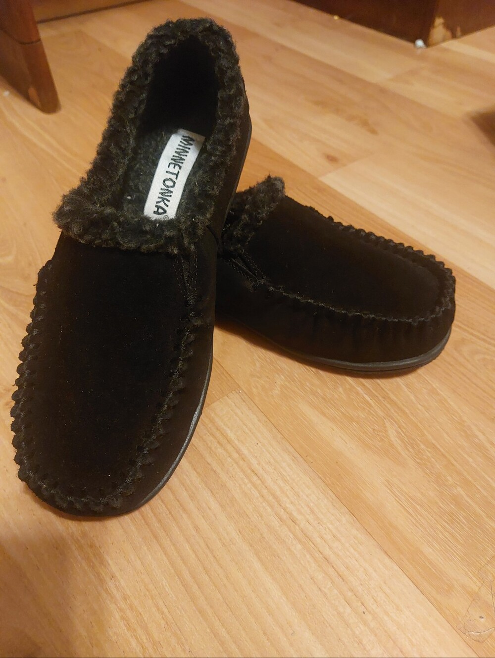 Minnetonka Mens Black Fur Lined Slip On Moccasin